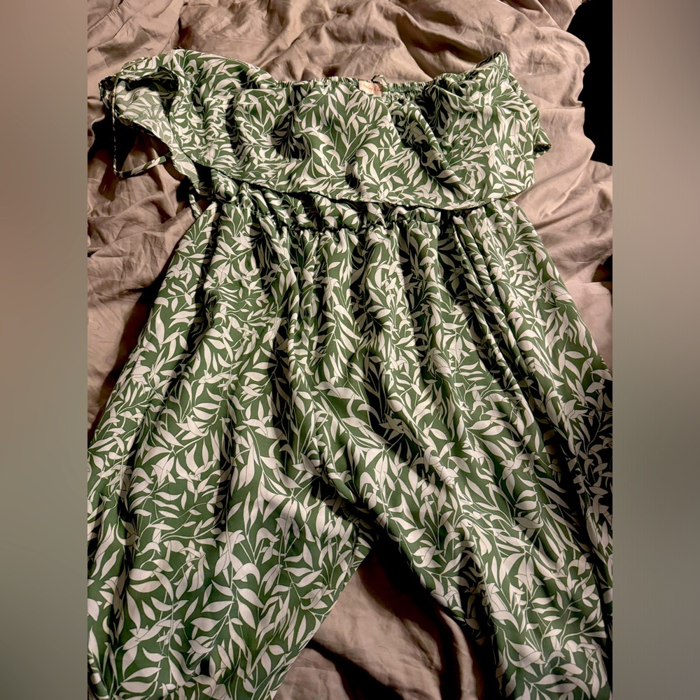 NWOT Hailey & Co Women’s Size XL Green Leaf Flowy Halter Jumpsuit